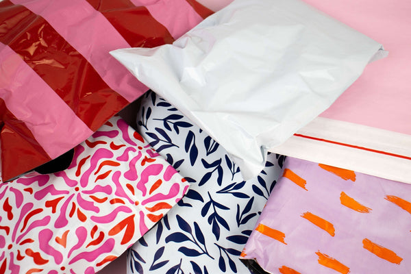 Verzendzakken voor webshops: De keuze tussen papieren en plastic verzendzakken
