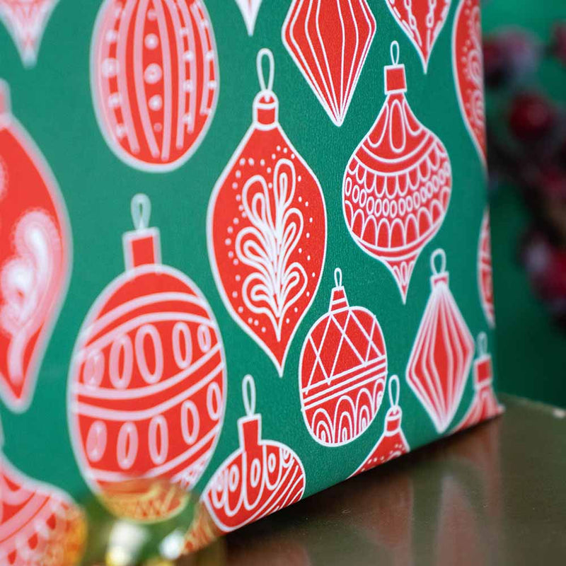 Inpakpapier Christmas Ornaments - Groen/Rood - 50cm x 100mtr